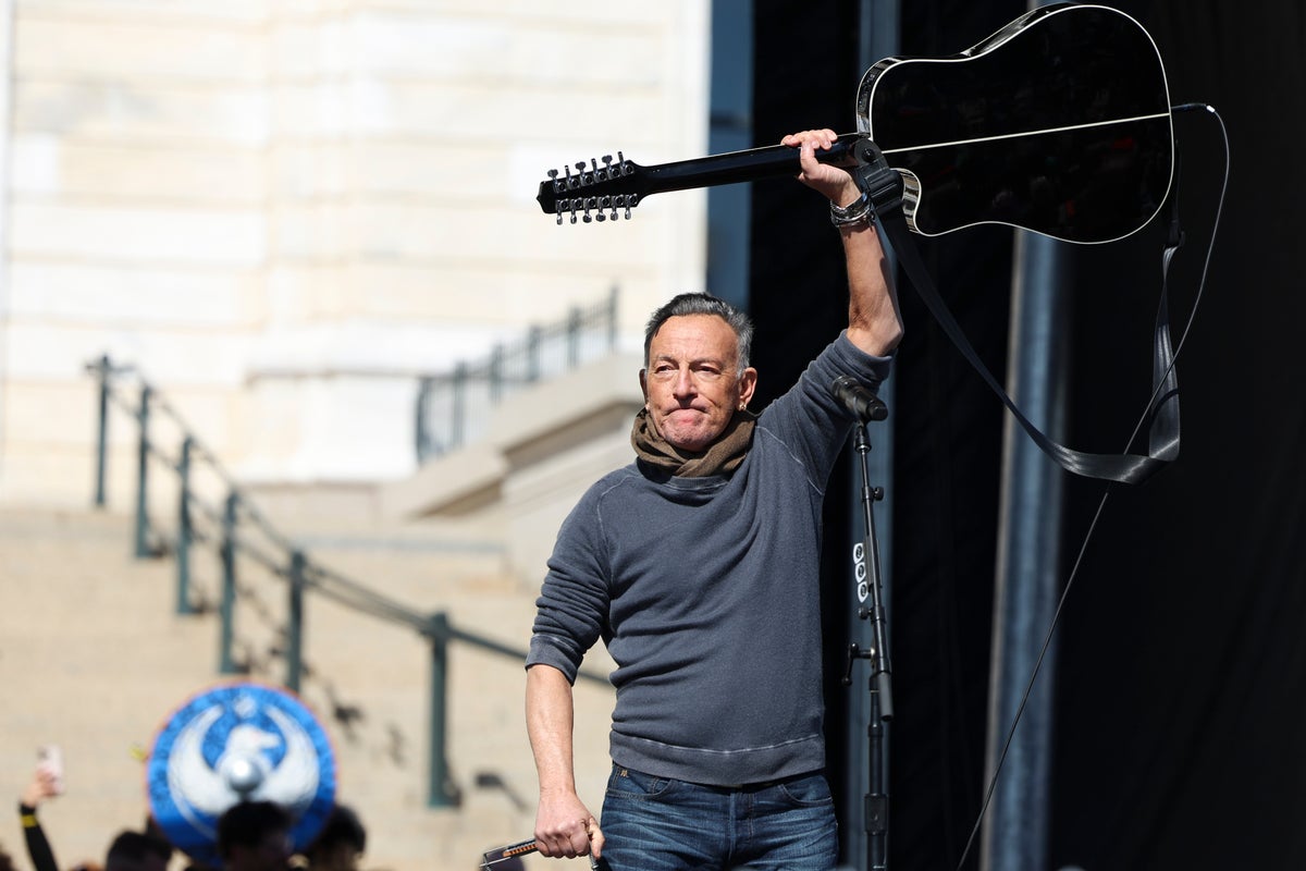 Bruce Springsteen Launches Tour in Minneapolis, Celebrating City’s Resistance to ICE