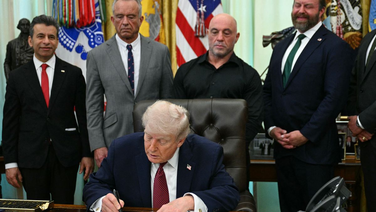 FLIP-FLOPPER: Joe Rogan Reverses Stance on Trump, Joins Him at White House for Executive Order