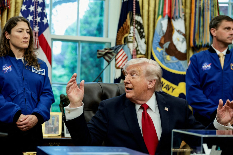 Trump Stumbles Over Ukraine and Iran in Disjointed Oval Office Remarks