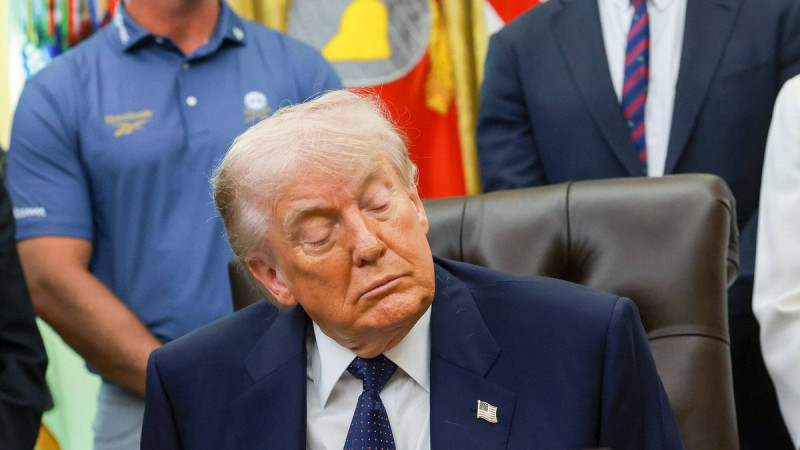 Trump's Drowsy Display: Eyelids Heavy and Face Drooping During Live Broadcast
