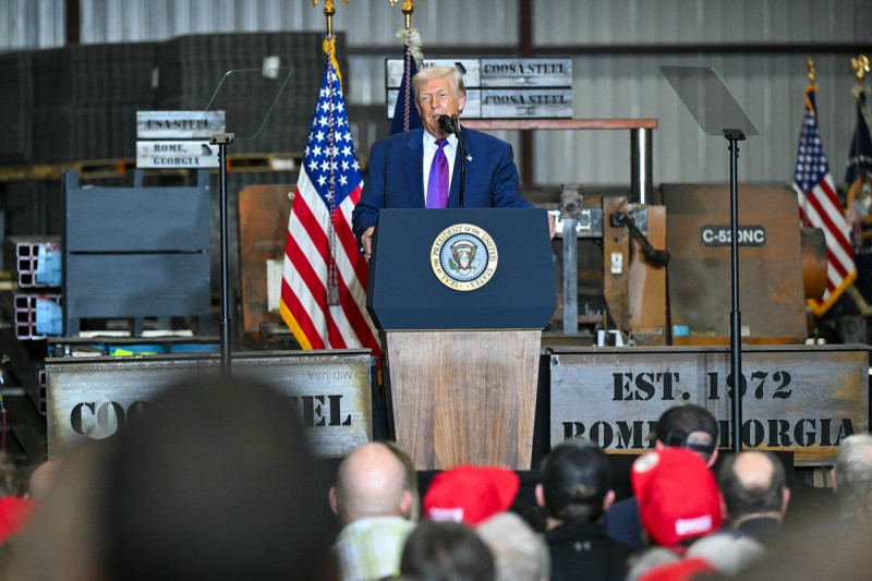 Republican Donors Anxious as Trump Hoards $300M War Chest