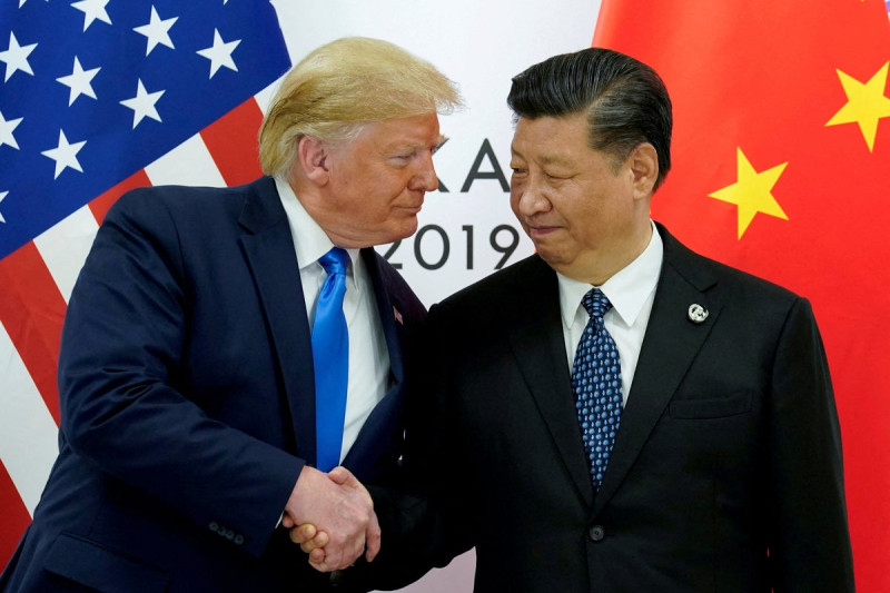 Trump's China Trip: A Lavish Banquet Amidst an Oil Crisis