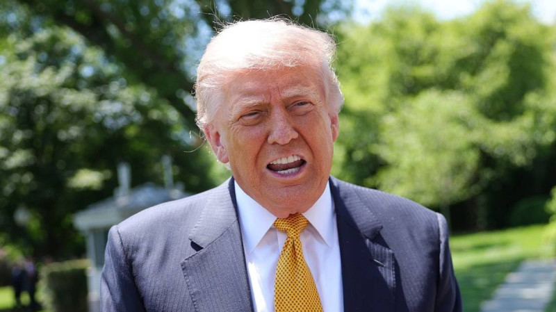 Trump Shrugs Off Economic Woes While Negotiating with Iran
