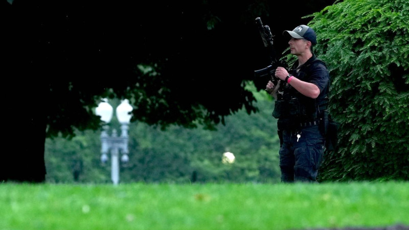 Chaos Erupts on White House Lawn as Reporters Bolt from Gunfire