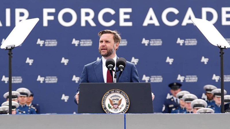 JD Vance Cracks Under Pressure, Tells Graduates 'You Can't Boo Me!'