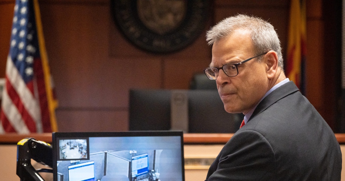 Trump Orders Intelligence Agencies to Assist 'Stop the Steal' Attorney