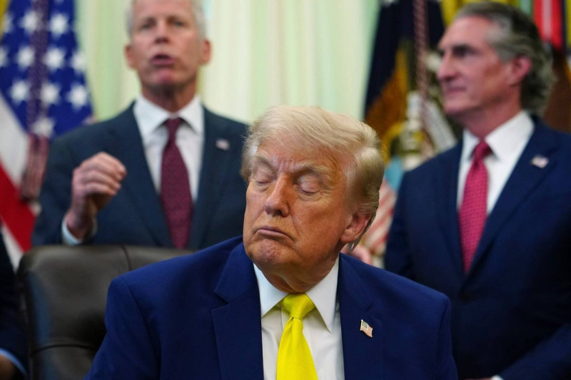 Donald Trump Caught Napping During Press Conference as Fans Claim He's 'Dying'