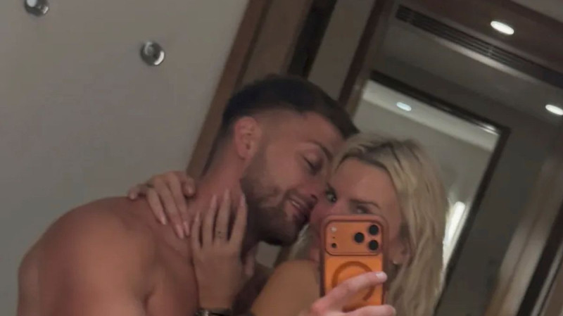 Kerry Katona Strips Down in Mirror Selfie with Boyfriend, Sparks Wild Reactions