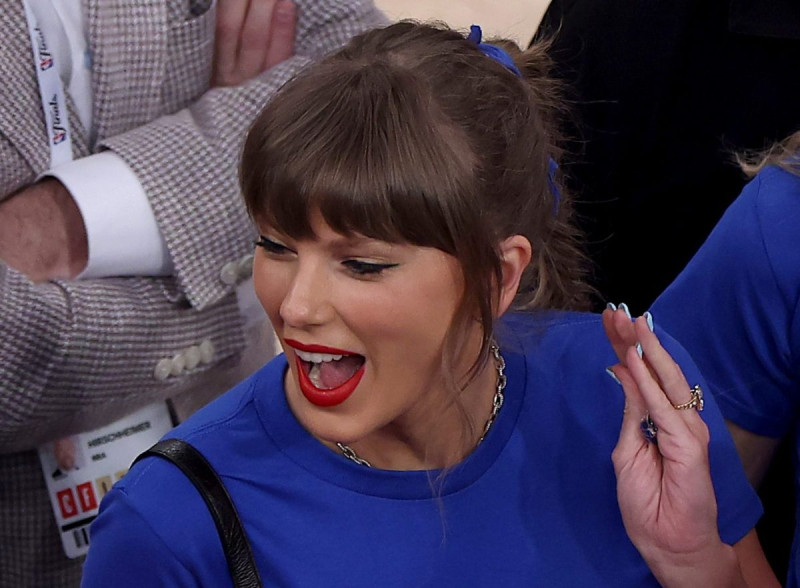 Travis Kelce's Fiancée Taylor Swift Sparks Frenzy with Knicks Game Outfit