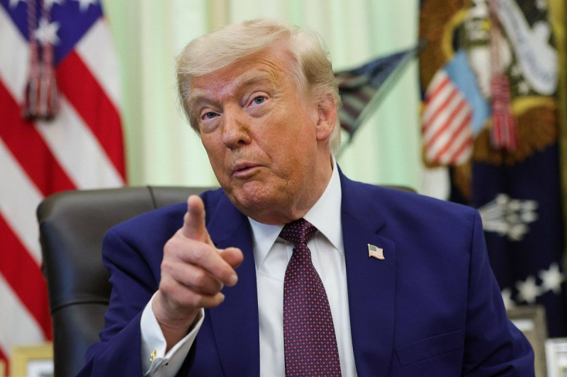 Trump's Towering Blunder: Claims Reflecting Pool Taller Than Skyscrapers