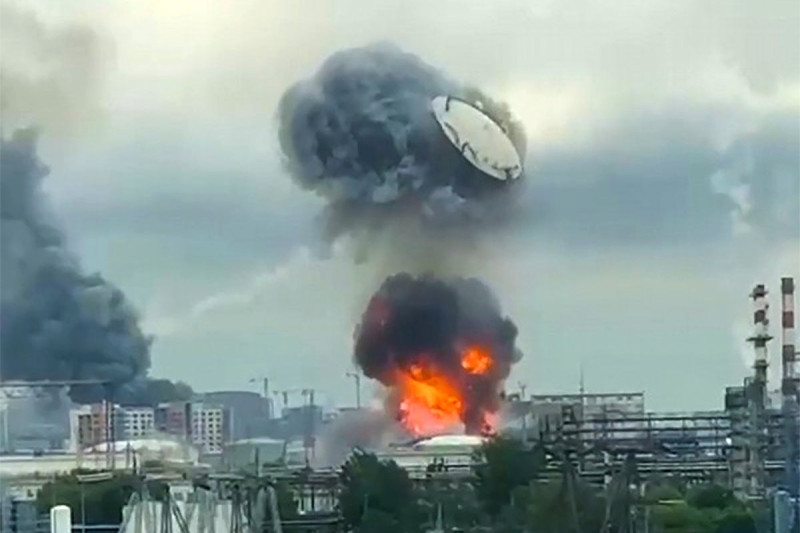 Kremlin's Threats of Escalation After Massive Drone Assault on Moscow Oil Refinery