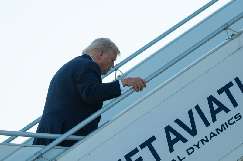 Trump's Staggering Descent: Health Fears Intensify as He Struggles on Stairs