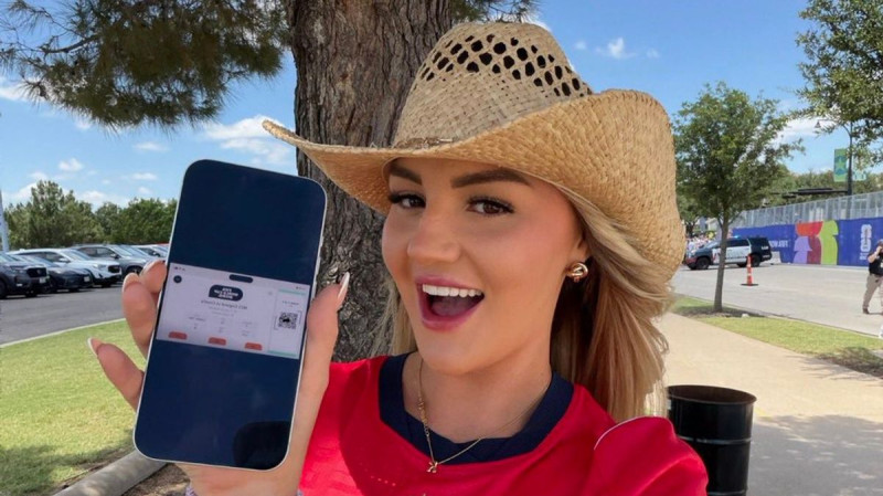 Adult Star Scammed Out of World Cup Ticket, Flashes Fans in Fan Zone
