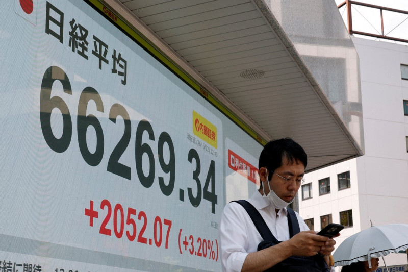 Oil Prices Plummet Below $80 as Trump Issues Threats Amid US-Iran Peace Deal