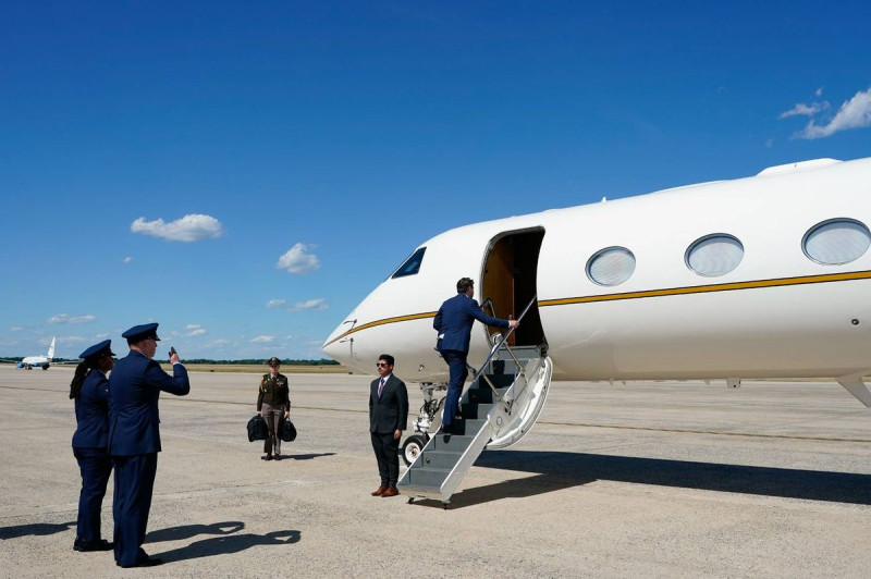Vance Mocked for 'Puny Plane' as Trump 'Punishes' Him Before Iran Negotiations