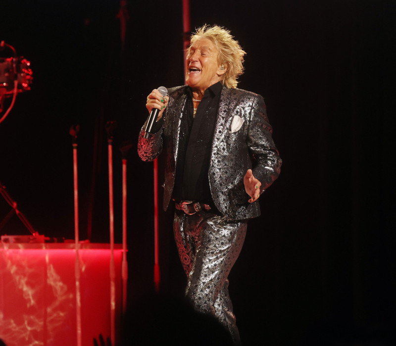 Rod Stewart Struggles for Breath on Stage, Oxygen Tank Emergency Shocks Fans