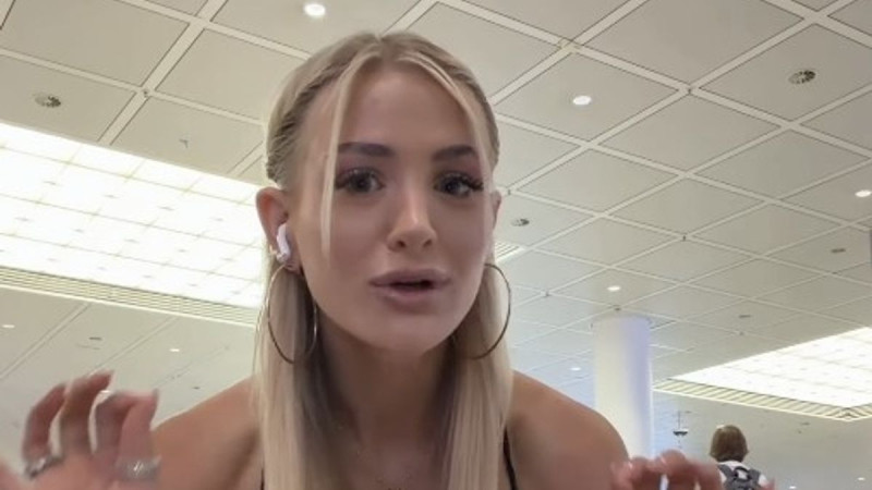 Model Rips Airline for Claiming She Was 'Naked' and Blocking Her Flight