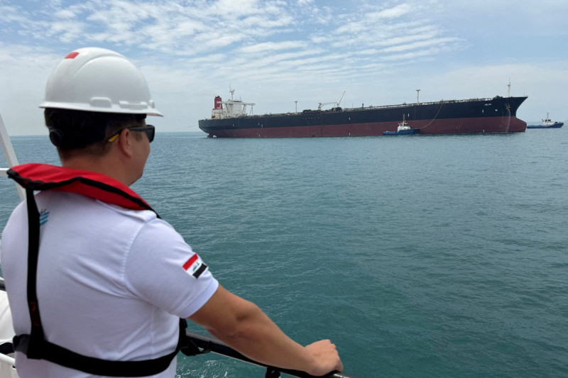 Oil Prices Crash to Pre-War Levels as Shipping in Strait of Hormuz Stumbles Back