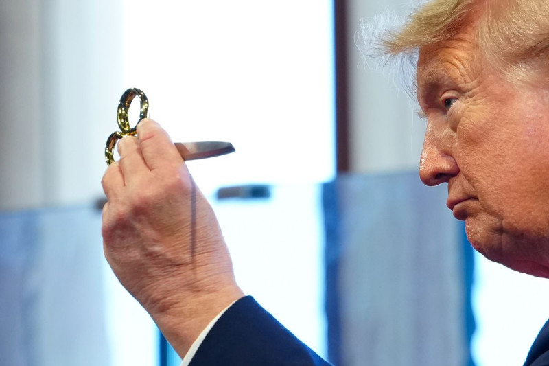 Trump's Bizarre Hand Movements Raise Stroke Alarm as Health Fears Intensify