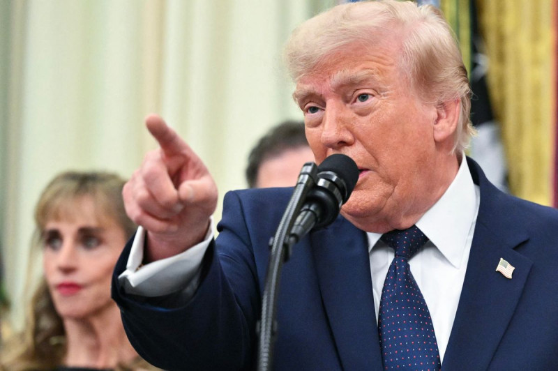 Trump's Threat to Republicans Sparks Outrage: 'Scumbag' Label Emerges