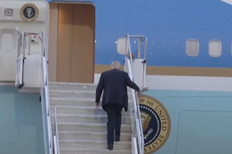 Trump's Right Leg Wobbles as He Struggles Up Air Force One Steps