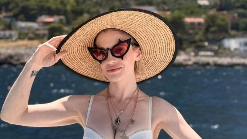 Kelly Osbourne Slams Body-Shamers with Stunning Swimsuit Shot