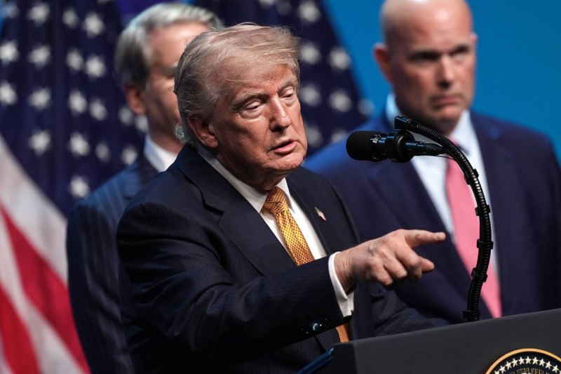 Trump's Health Rumors and Disgusting Bedroom Habits: A Shocking Look Inside