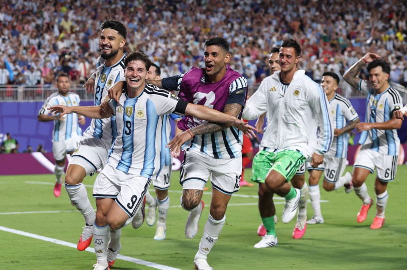 World Cup Chaos: Fans Rage as VAR Red Card Fuels 'Rigged' Claims Against Argentina