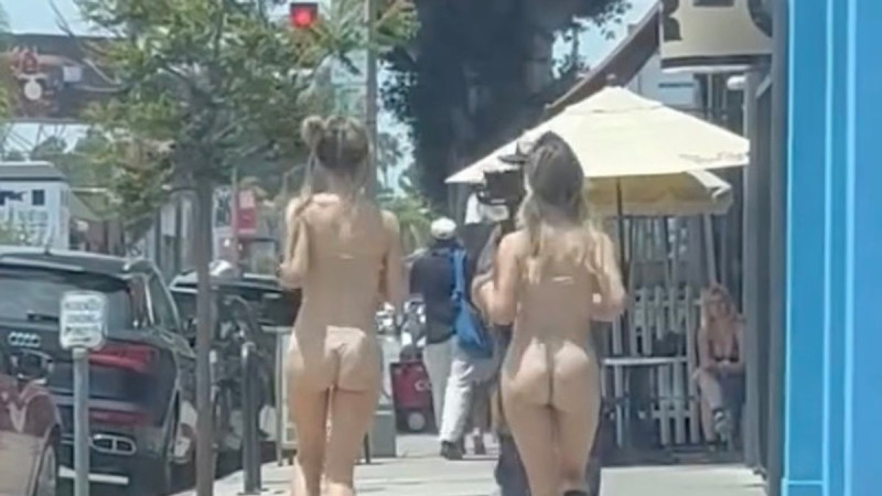 Twins Strip Down in Shocking Jogging Stunt to Honor Blink-182