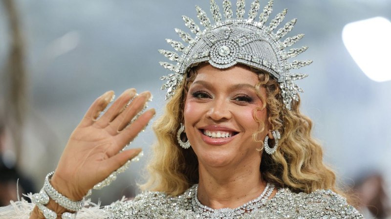 Beyoncé's Shocking Double Knee Surgery Revelation Leaves Fans in Panic