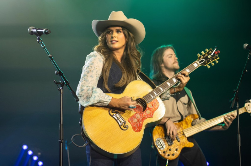 Country Star Ella Langley Turns Wardrobe Disaster into Showstopper with Quick Thinking