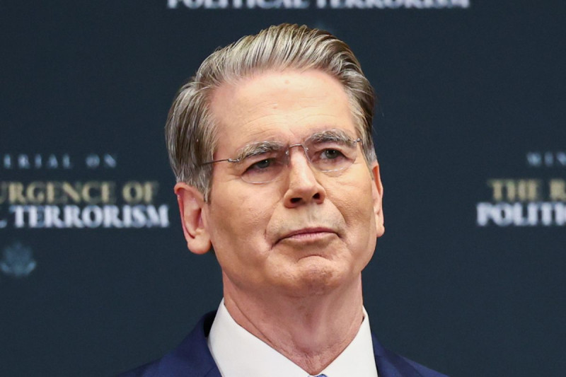Fox News Viewers Rip Scott Bessent to Shreds, Call Him a 'Bumbling Idiot' Over Tariff Defense