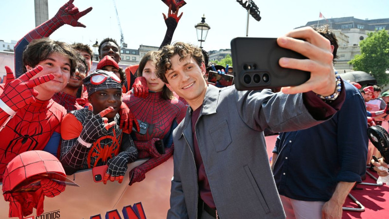 Spider-Man Star Loses Lunch After Fiery Hot Ones Challenge