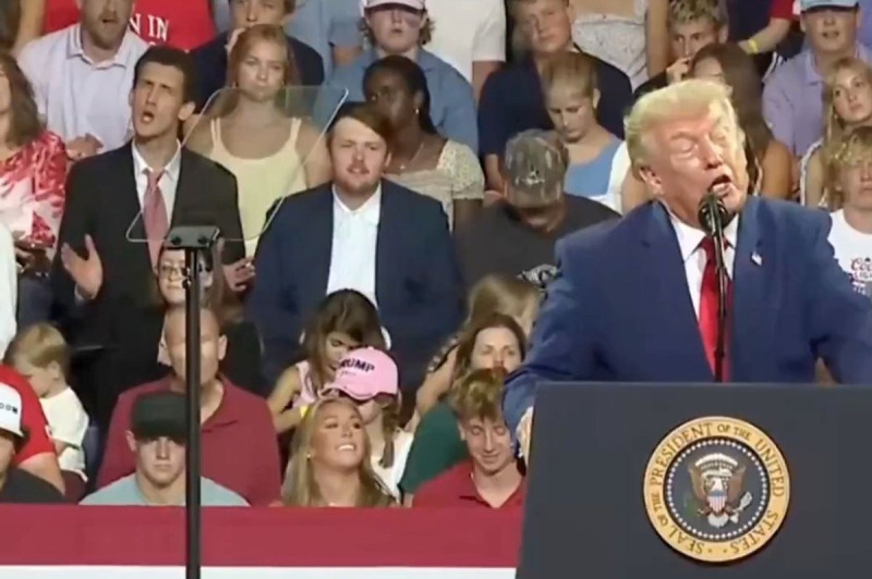Trump Humiliated as Rally Attendee Hilariously Mocks Him
