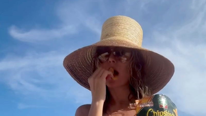Heidi Klum Goes Topless, Uses Crisps as Beach Cover-Up