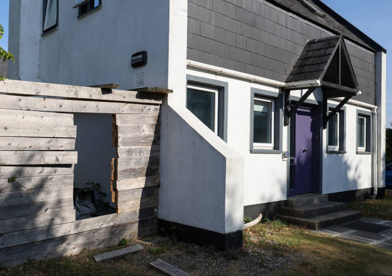 Vacation Home Owner Claims Right to Hide Behind Wall, Calls Out Family's Shock as 'Much Ado About Nothing'
