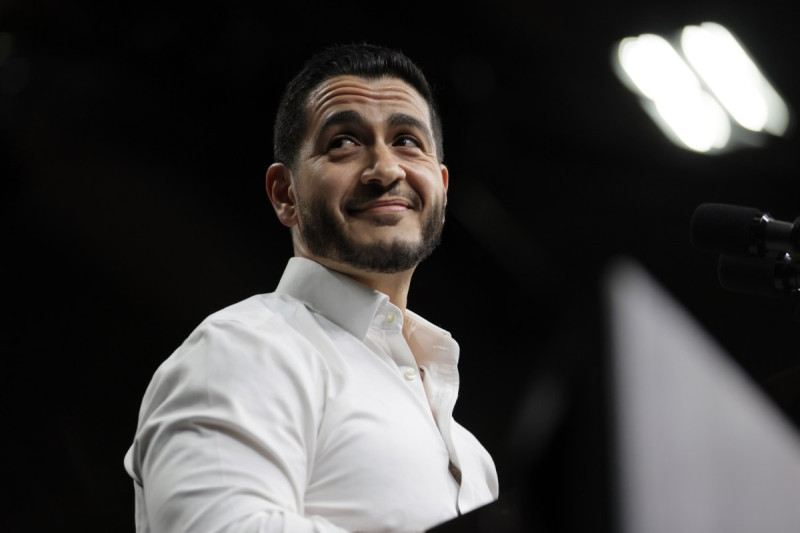Trump's Coalition Cracks: Michigan Voters Eye El-Sayed Over Rogers