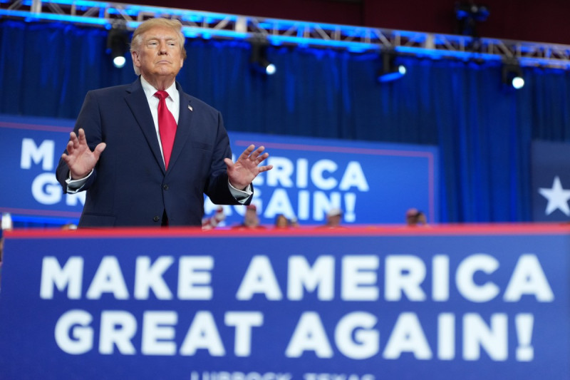 Trump's $5,000 Checks: A Hamburger and a Dessert at Mar-a-Lago