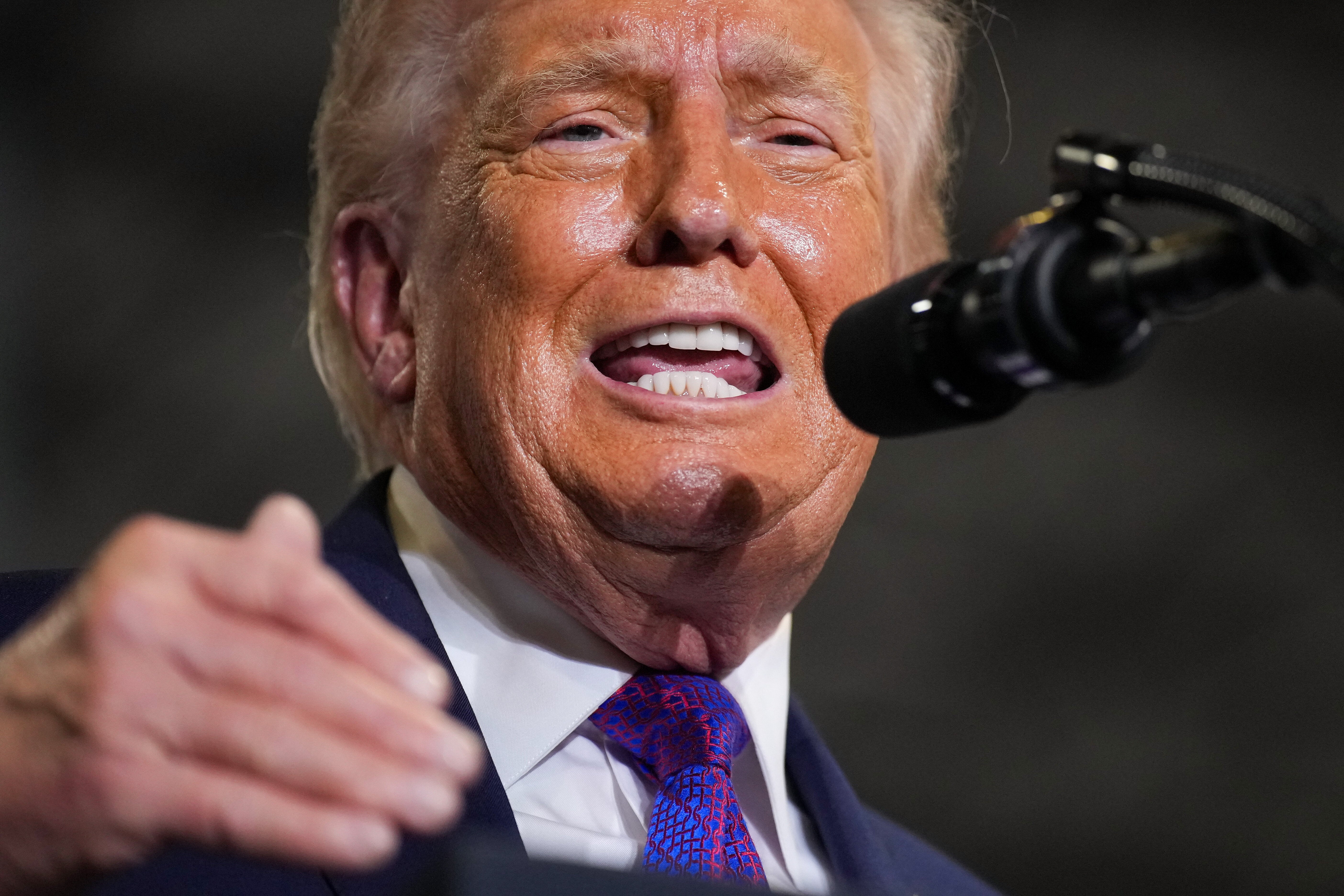 Trump Ridicules Biden and Obama’s Walking Styles, Unveiling Deeper Issues